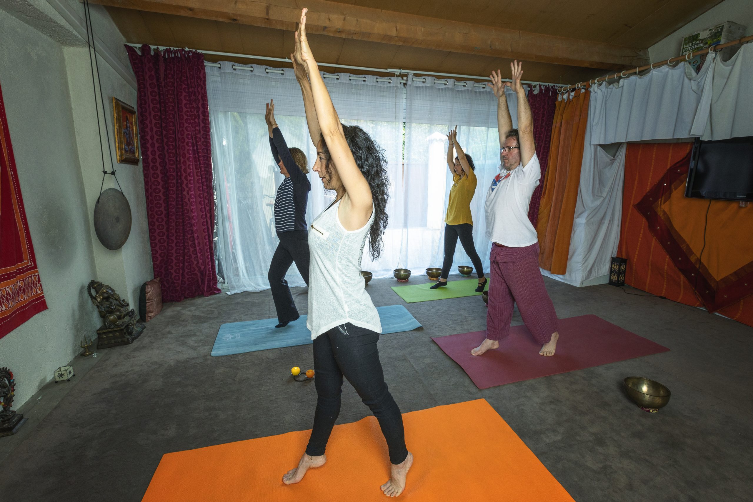 pratiquant de yoga méditant pour illustrer les bienfaits et l’essence du yoga.