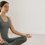 Femme méditant en posture de yoga pour réduire le stress